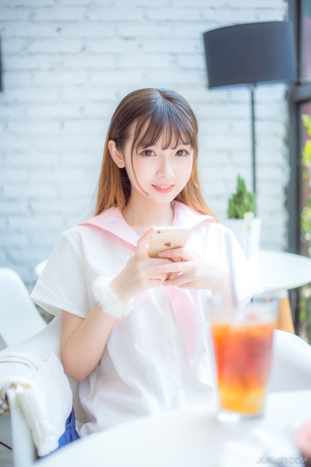 围在城里的人想逃出来，站在城外的人想冲进去，婚姻也罢事业也罢，人生的欲望大都如此。